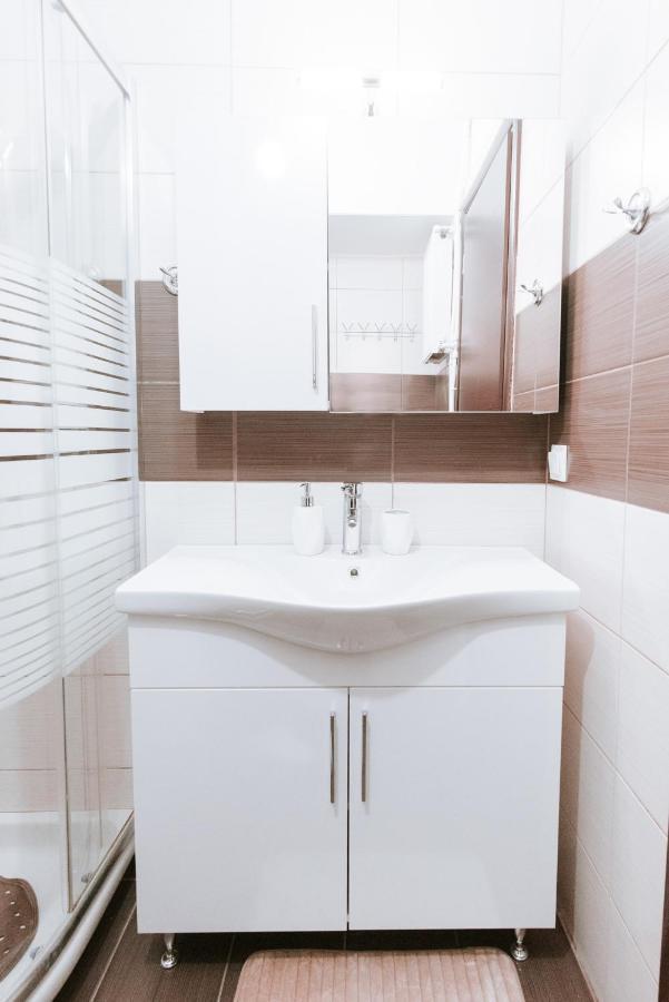 Best House, Ellinou Stratiotou, Ayia, Patra Экстерьер фото